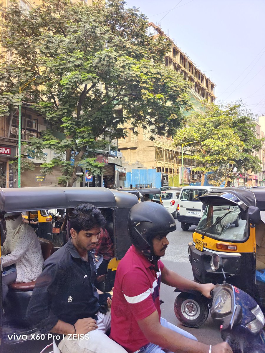 BhumanThakkar's tweet photo. See again today how the traffic is see how the auto r gathering at tea shop y ru not taking anything strict action @ThaneCityPolice @ThaneTraffic https://t.co/TrMvrX5y6E