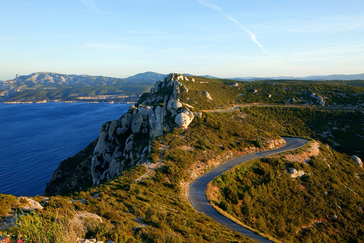 departement13's tweet photo. 🚶♂️🚲 La route des Crêtes est à vous !
Dès fin avril jusqu'à fin septembre, la mythique route des Crêtes, qui offre un panorama spectaculaire sur les falaises du #CapCanaille entre #Cassis et #LaCiotat, sera fermée à la circulation motorisée. https://t.co/M7FWdNmRnW