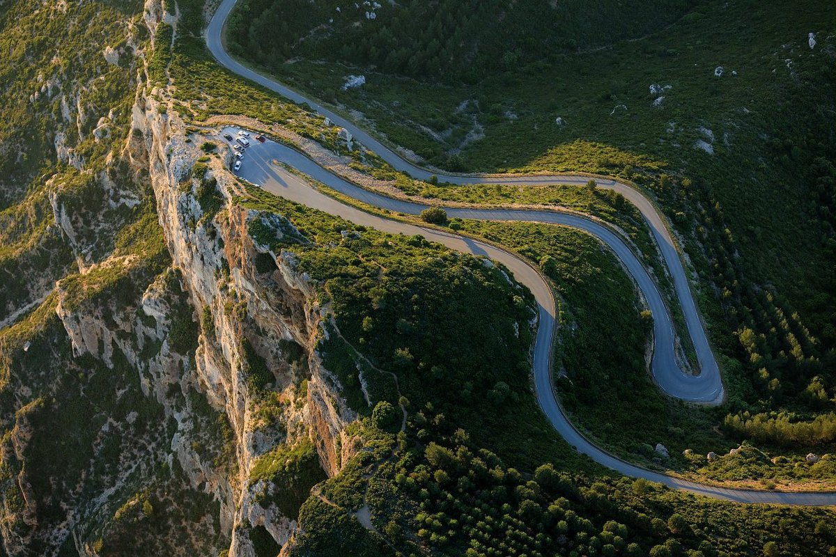 departement13's tweet photo. 🚶♂️🚲 La route des Crêtes est à vous !
Dès fin avril jusqu'à fin septembre, la mythique route des Crêtes, qui offre un panorama spectaculaire sur les falaises du #CapCanaille entre #Cassis et #LaCiotat, sera fermée à la circulation motorisée. https://t.co/M7FWdNmRnW