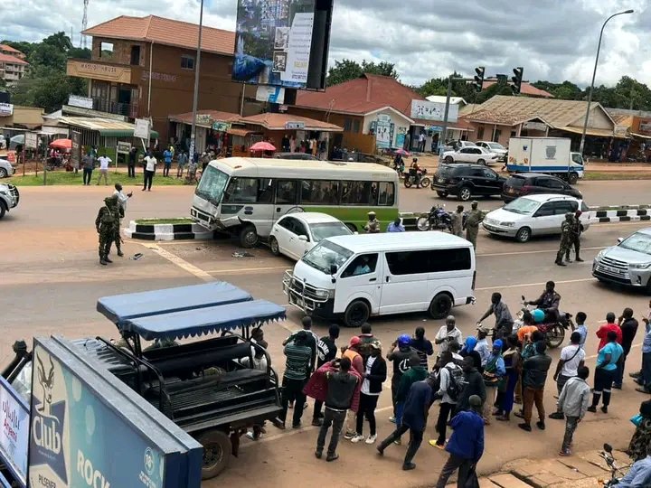 MuyanjaAbas's tweet photo. The driver of a coaster has lost control and rammed into other cars at the traffic lights near Nkumba University on Kampala-Entebbe expressway, barely two days after the driver of a cement mixer truck lost control and hit a road barrier before it fell on acar,killing the Raphael. https://t.co/Tl9VrPluZR