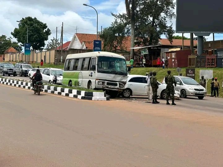 MuyanjaAbas's tweet photo. The driver of a coaster has lost control and rammed into other cars at the traffic lights near Nkumba University on Kampala-Entebbe expressway, barely two days after the driver of a cement mixer truck lost control and hit a road barrier before it fell on acar,killing the Raphael. https://t.co/Tl9VrPluZR