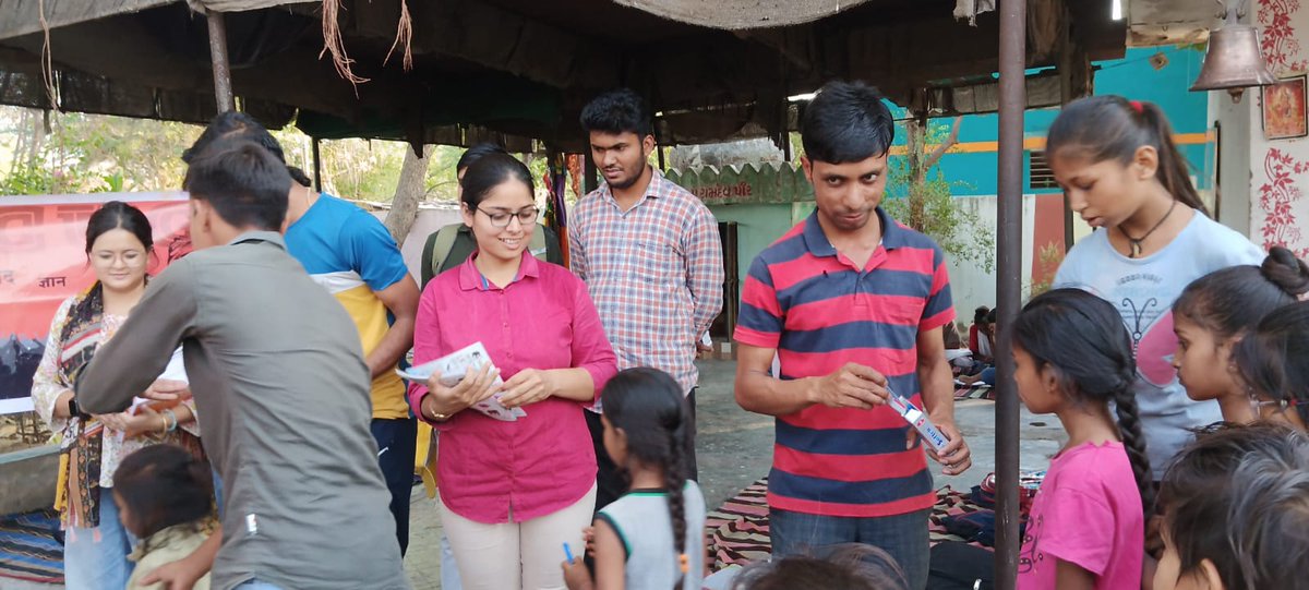 ABVPCUGVoice's tweet photo. Students For Seva distributed stationary items including pencil, notebook, eraser, sharper colours etc required for school students for learning and enjoying the leaning process ✒️🖋️📗📚✏️📝🖍️📝✏️📖l📋
#StudentsForSeva
#SFS
#StationaryForAll 
#StaionaryDonationDrive
#CUGiens
#CUG https://t.co/VduxRqenea