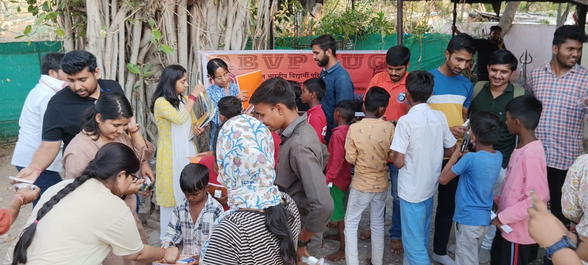 ABVPCUGVoice's tweet photo. Students For Seva distributed stationary items including pencil, notebook, eraser, sharper colours etc required for school students for learning and enjoying the leaning process ✒️🖋️📗📚✏️📝🖍️📝✏️📖l📋
#StudentsForSeva
#SFS
#StationaryForAll 
#StaionaryDonationDrive
#CUGiens
#CUG https://t.co/VduxRqenea