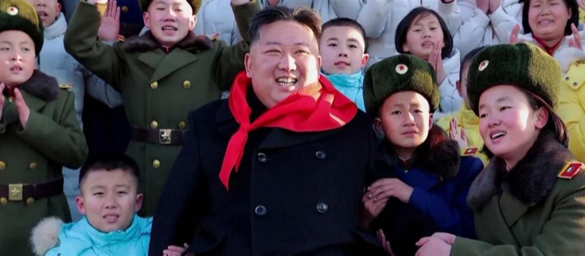 Κιμ Γιονγκ Ουν – “Φιλικός Πατέρας”: Το νέο τραγούδι αφιερωμένο στον Βορειοκορεάτη ηγέτη (video) dlvr.it/T5k7yR