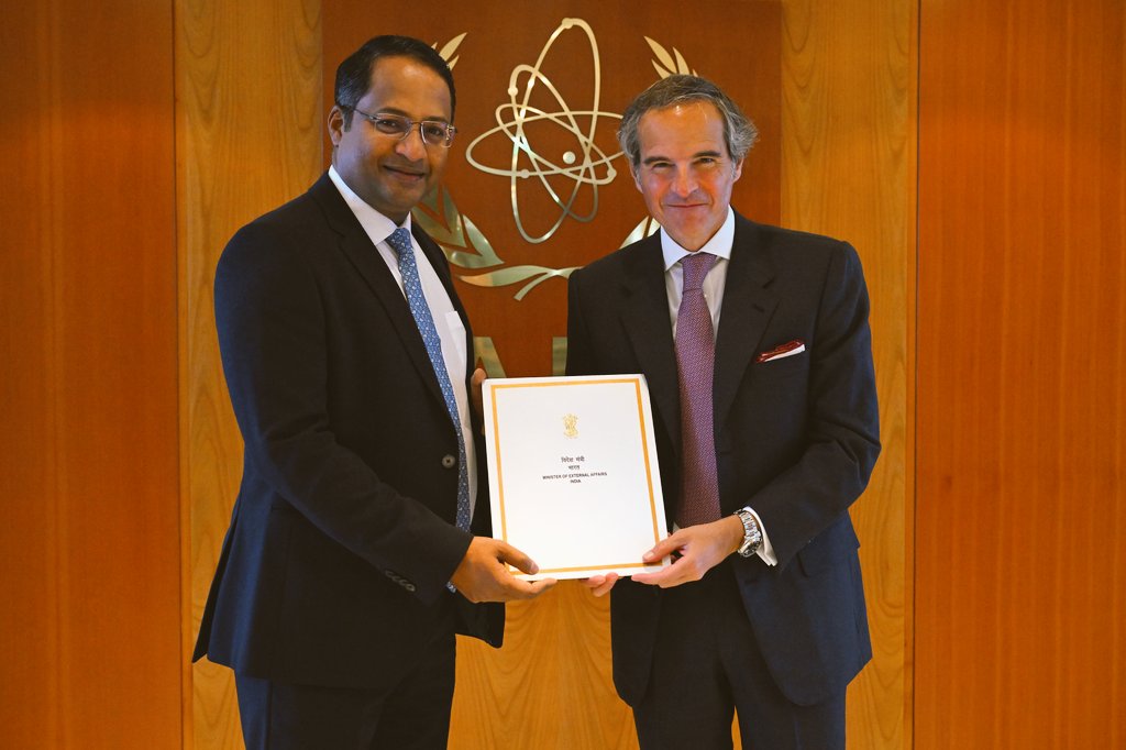 Ambassador @shambhukumaran presented his credentials as Permanent Representative of India to @iaeaorg Director General @rafaelmgrossi in Vienna today. @IndianDiplomacy @krone_at @KURIERat