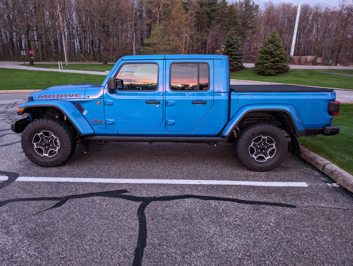 dannyknecht's tweet photo. Feeling blue? Nope! Looking goooood in blue 😁 #jeepsofX #jeepgladiator https://t.co/IenVJmgIyW