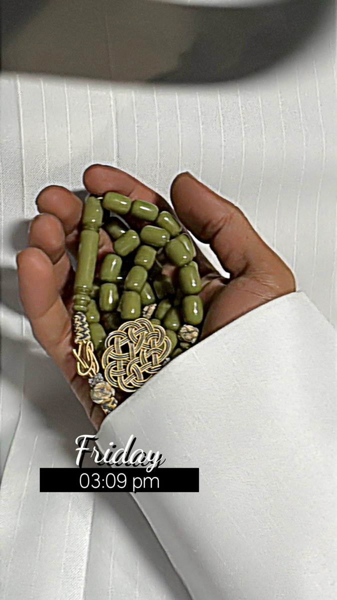 لي ايام وانا كل ماكتب ثلاث ابيات
يجيني بلا وارجع عليها واكنسلها

واعود على قديمي اللي فالاعجابات
وانسخ كم تغريده قديمه ولا ارسلها

اعاني من التفكير واشعر بـجلد الذات
وحاجات واجد بس ماني بـ قايلها 

لا مات الشغف فالادمي كل شي ٍ مات
حتى اغلا طموحاته مع الوقت يهملها