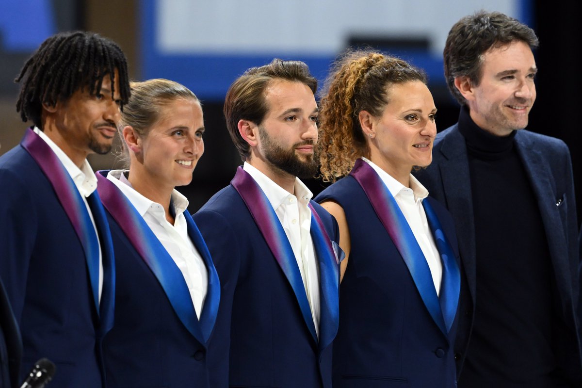 ✨️ L’élégance à la Française ! 🇲🇫 Mélina Robert-Michon est montée sur la scène du Grand Palais Éphémère au côté d’autres athlètes de l’@equipefra à l’occasion de la soirée J-100 avant @Paris2024. 😍 Quelle meilleure ambassadrice de l’esprit olympique avec 6 participations aux