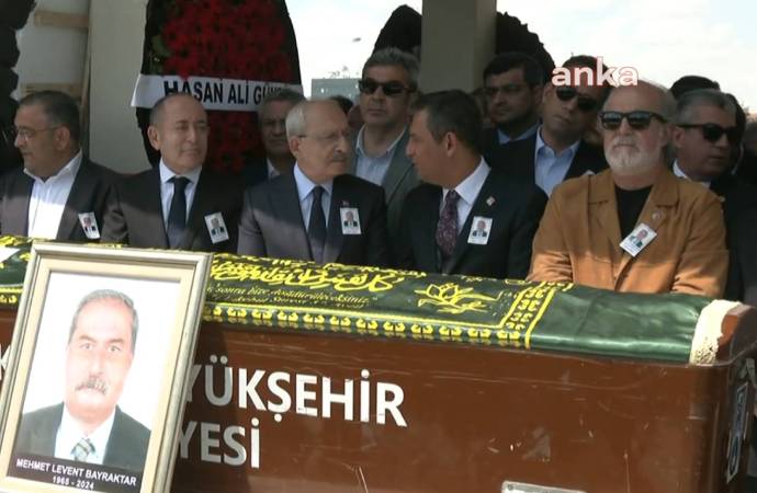 Özgür Özel ile Kemal Kılıçdaroğlu cenazede buluştu

hepsihaber.com/ozgur-ozel-ile…

#özgürözel #kemalkılıçdaroğlu #chp