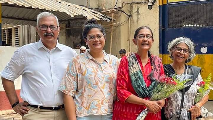 Professor #Shomasen is a professor at Nagpur University
He was released from Mumbai's Byculla jail on Wednesday after getting bail from the Supreme Court in the Bhima Koregaon case.

Six years ago #Shomasen was arrested under UAPA for his involvement in terrorist activities.
NIA,…