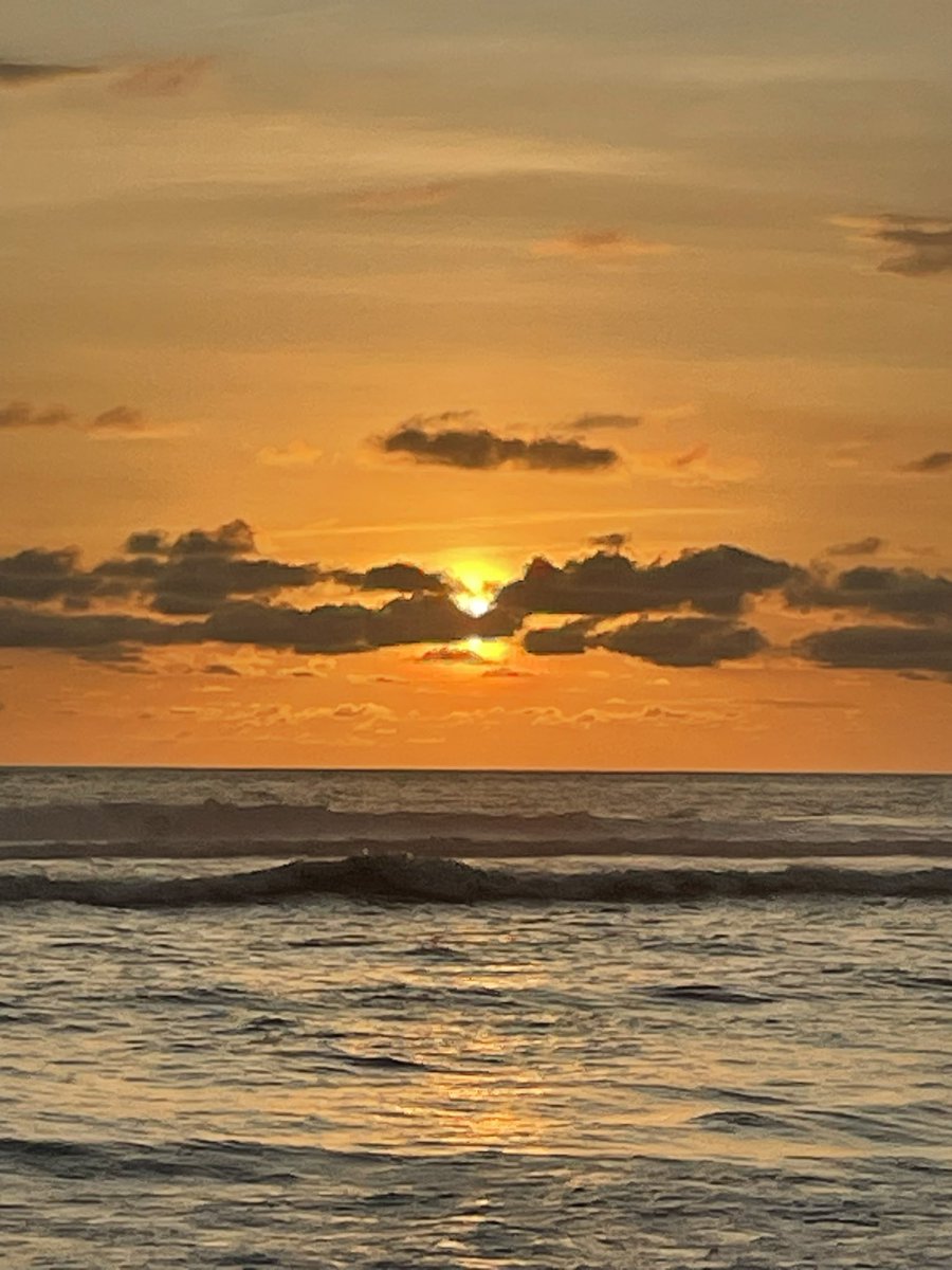 enternalsleep's tweet photo. @tanyakanrl Kangen banget liat sunset di pantai😭😭ini aja udh tahun kemarin https://t.co/aL7mFdrfnA