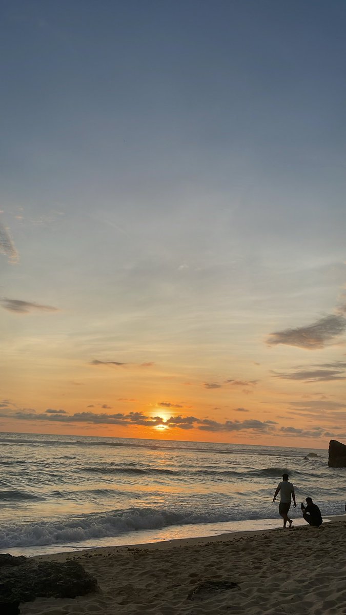 enternalsleep's tweet photo. @tanyakanrl Kangen banget liat sunset di pantai😭😭ini aja udh tahun kemarin https://t.co/aL7mFdrfnA