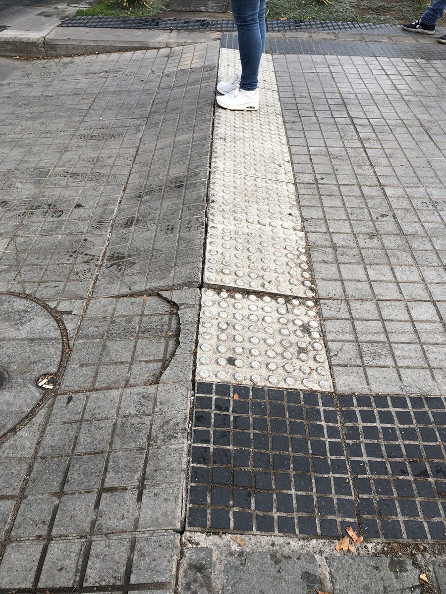 benjaminoportot's tweet photo. Peldaño en Vitacura @MuniVitacura baldosa Budnik levantada, Vespucio https://t.co/dvxpmhZgqW