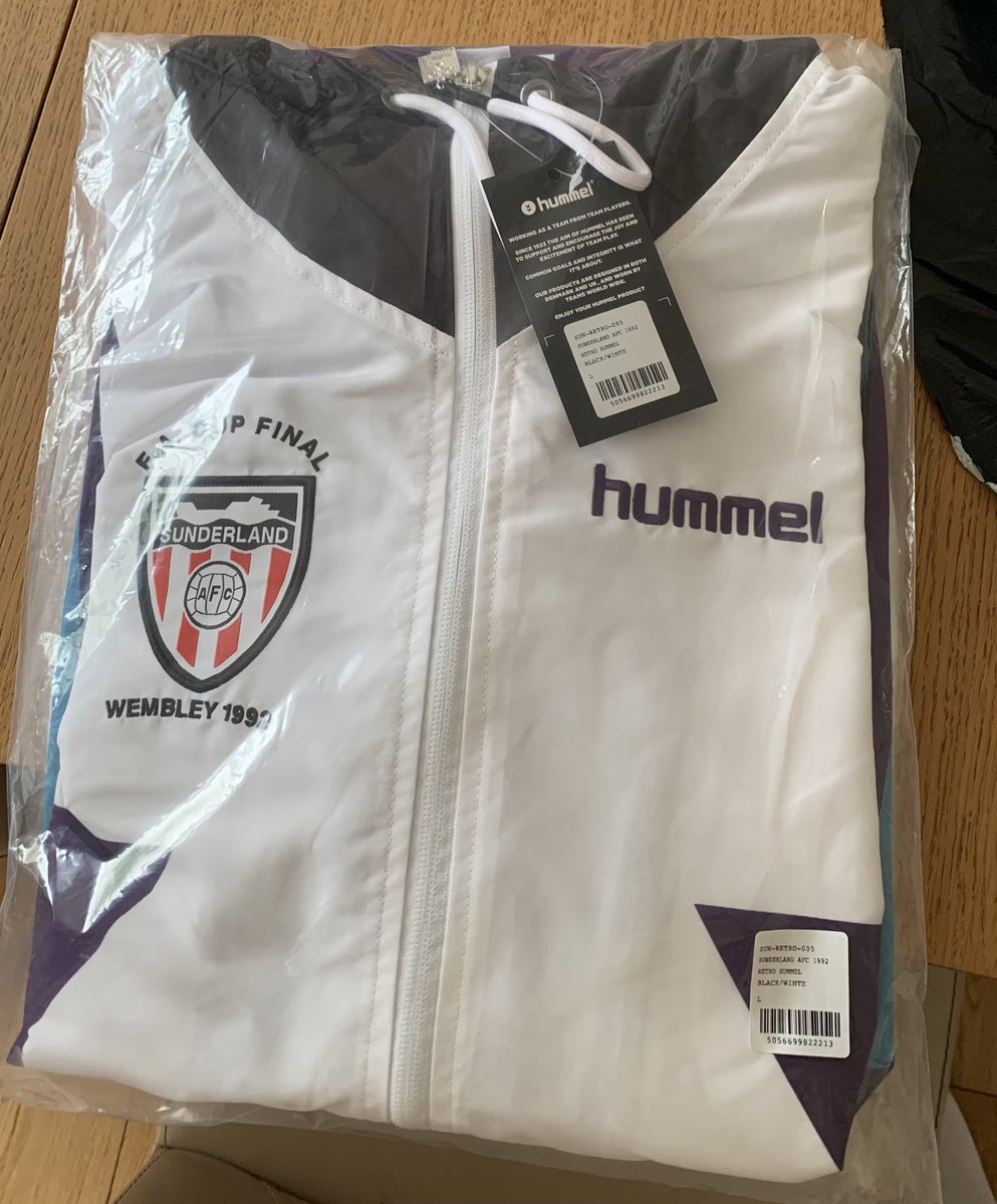 Selling the Hummel jacket in L doesn’t fit me sadly can meet at the match tomorrow