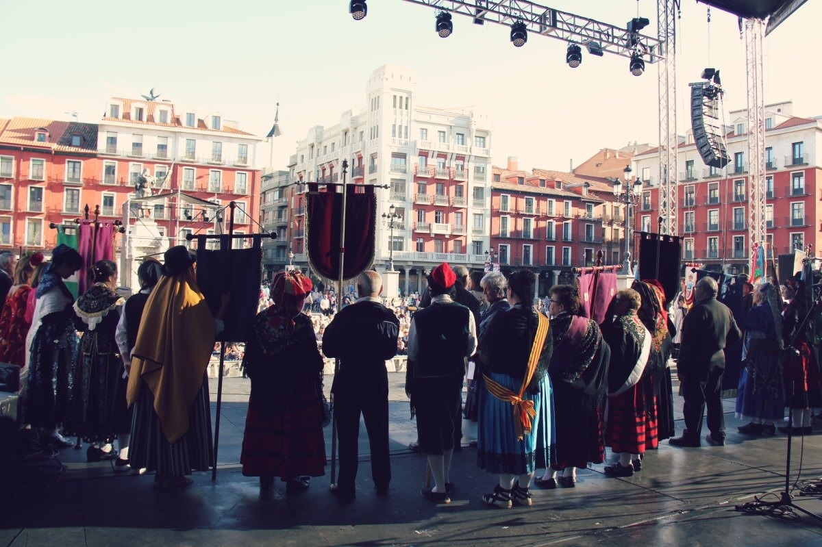 Las Casas Regionales cumplen 40 años 🥳 y, para celebrarlo, en #SanPedroRegalado2024 el tradicional desfile de Casa Regionales y Provinciales terminará en la Plaza Mayor, donde realizarán una demostración de danzas regionales ❤️