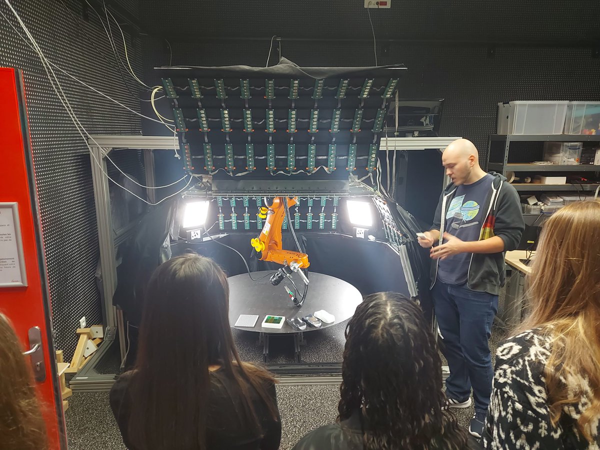 Inria_Bordeaux's tweet photo. Dernier jour pour les visites du Centre @Inria de l'@univbordeaux pour les jeunes filles du programme "Moi #informaticienne, Moi #mathématicienne" #MIMM qui ont pu découvrir l'interaction Humain-Machine #IHM, la simulation #numérique, le #HPC et la #robotique. https://t.co/JkT8xBrgIc