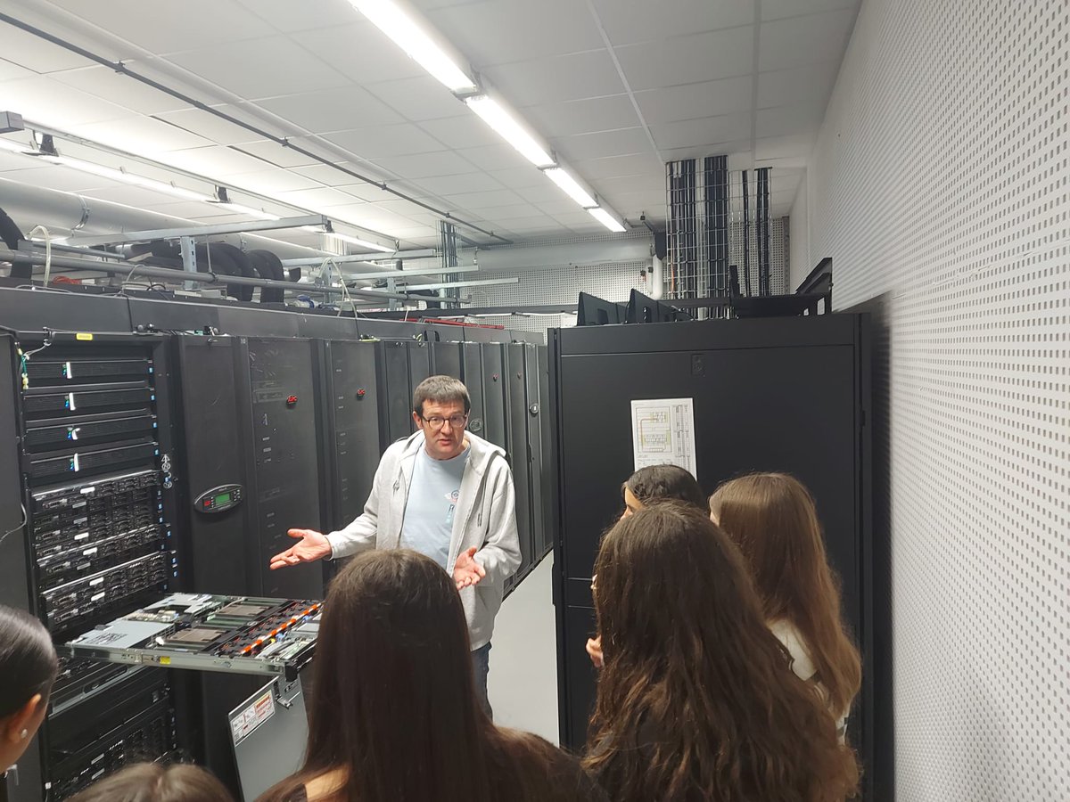 Inria_Bordeaux's tweet photo. Dernier jour pour les visites du Centre @Inria de l'@univbordeaux pour les jeunes filles du programme "Moi #informaticienne, Moi #mathématicienne" #MIMM qui ont pu découvrir l'interaction Humain-Machine #IHM, la simulation #numérique, le #HPC et la #robotique. https://t.co/JkT8xBrgIc