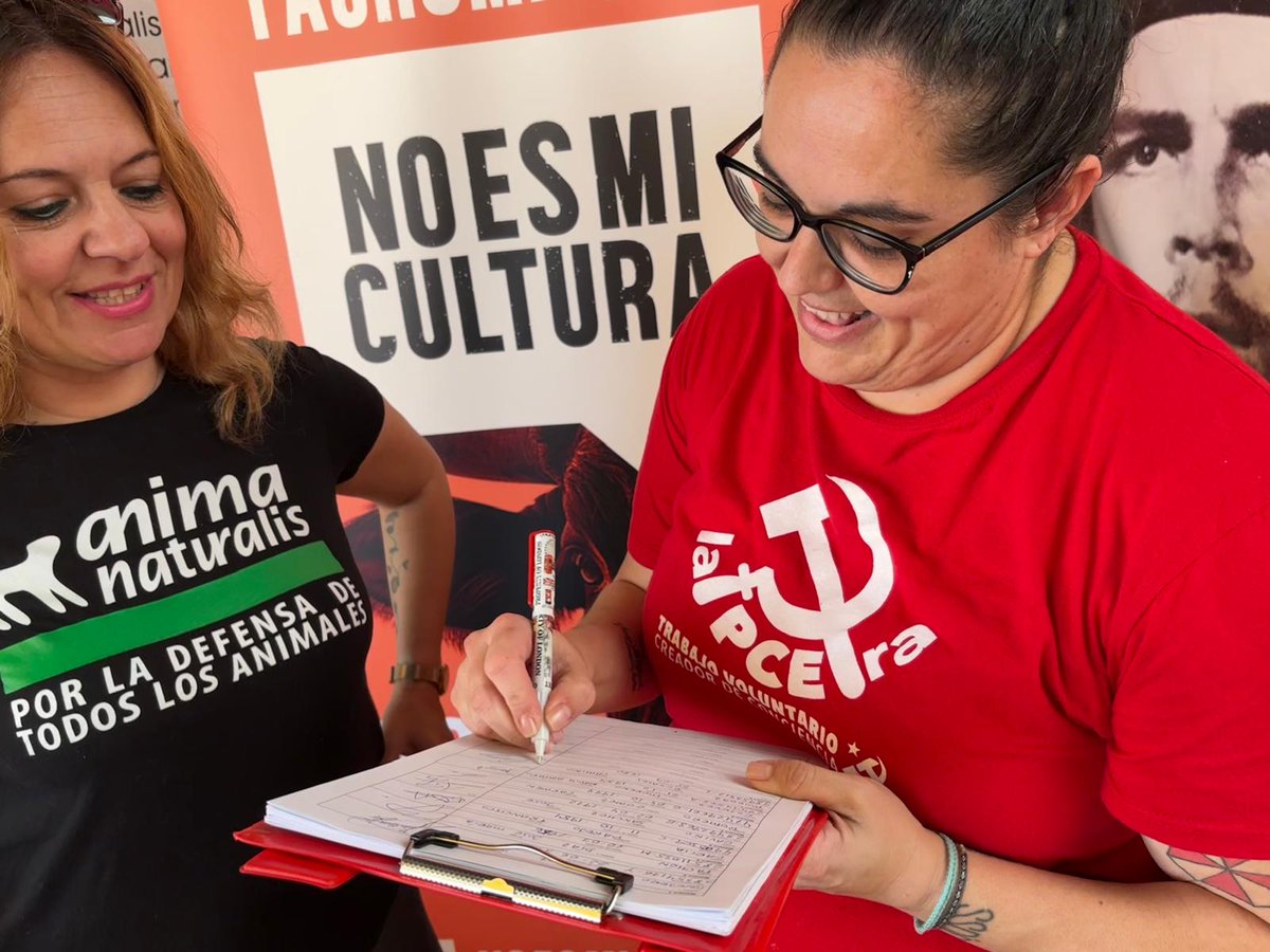 Está mañana nuestra Coordinadora local Camino Morgaz ha firmado apoyando la ILP a favor de la abolición de la tauromaquia que está realizando Anima Naturalis hoy en la caseta de #LaPCEra2024 #latorturanoescultura