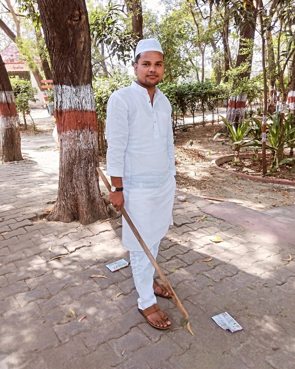 ShahabuddinNad6's tweet photo. जिन के आँगन में अमीरी का शजर लगता है 
उन का हर ऐब ज़माने को हुनर लगता है l https://t.co/BGZSjp3LX3
