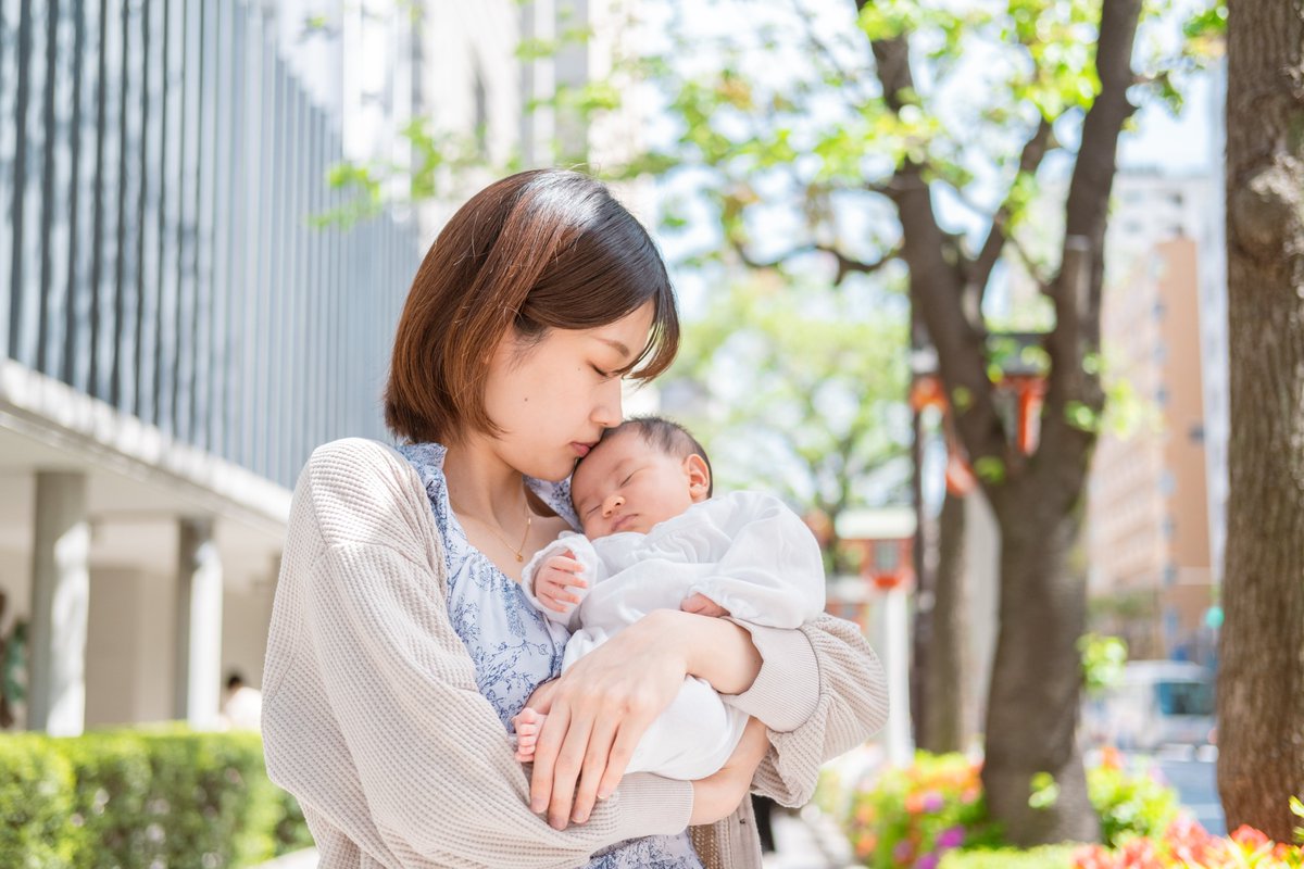 水天宮でお宮参り。
水天宮の前の道が、新緑で綺麗だったのでそこで撮影。
赤ちゃんは疲れて寝ちゃってます。
可愛い。
#写真で伝えたい私の世界
#写真で奏でる私の世界
#写真好きな人と繋がりたい
#キリトリセカイ
#familyphoto
#familyphotography
#出張撮影
#記念撮影
#家族写真
#出張カメラマン