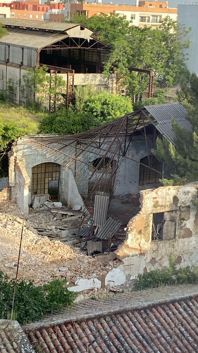 lgbolea's tweet photo. Así, a palazos, están desmontando los tejados de uralita que hay en Artillería.

No parece que se estén siguiendo los estrictos protocolos para el tratamiento del amianto.

@jlsanzalcalde @Ayto_Sevilla @psoedesevilla @AdelanteSevilla @iusevilla @grupoabusevilla @denunciaSevilla https://t.co/UipCs0lNTm