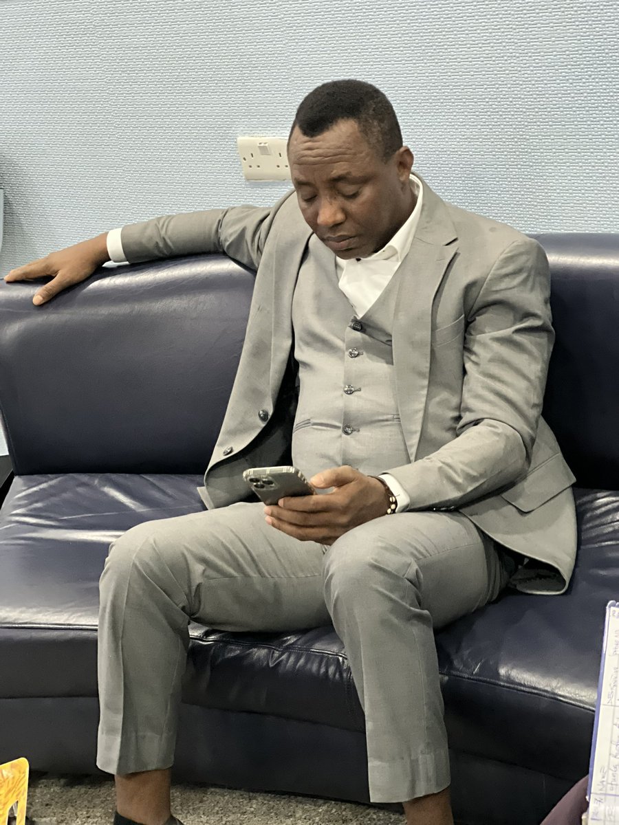 My erudite young Faye now in charge of Senegal 🇸🇳 
Soon my young erudite President @YeleSowore will be in charge of Nigeria 🇳🇬 and old analog recycled criminal politicians will be a thing of the past.
#AAC
#SoworeMyPresident
#RevolutionNow