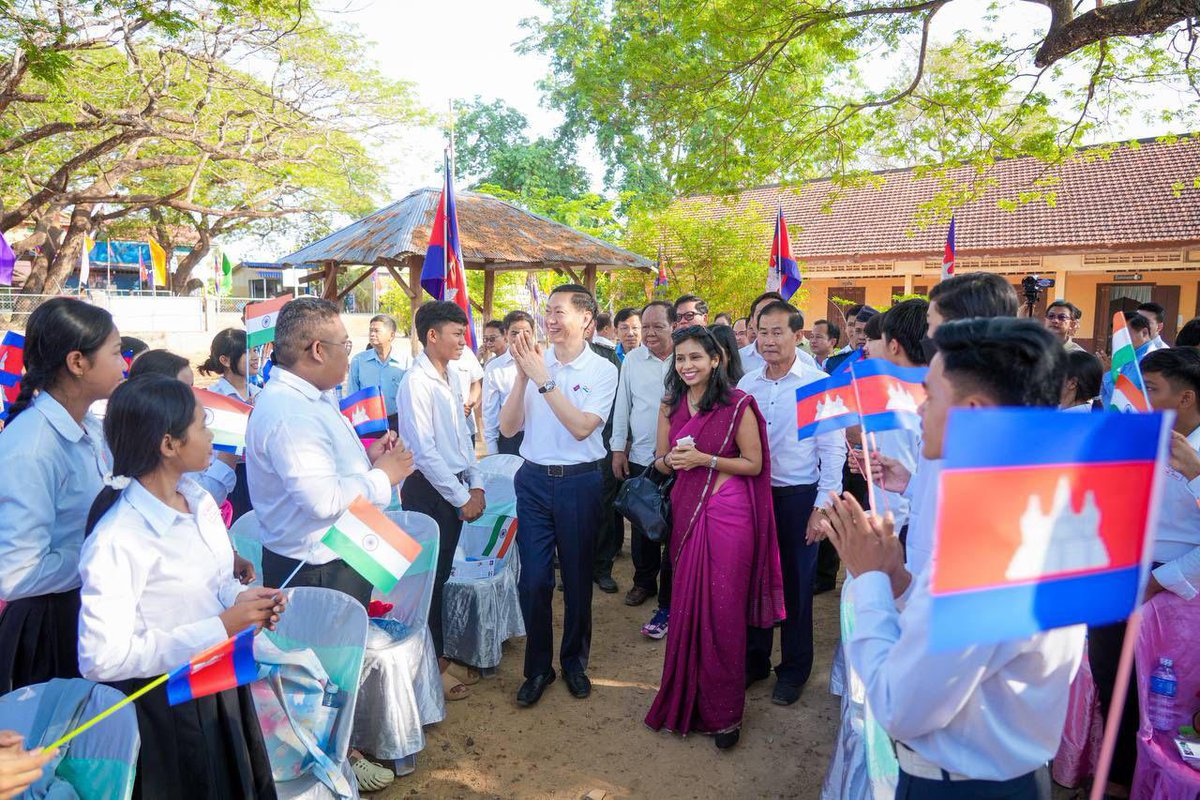 The meaningful interaction btw Ambassador @devyani_K and Minister Keo Rottanak with high school students in Porsat! Sharing their inspiring student experiences and motivating the young minds to persevere. The Ambassador also spoke abt 🇮🇳scholarship opportunities for 🇰🇭students