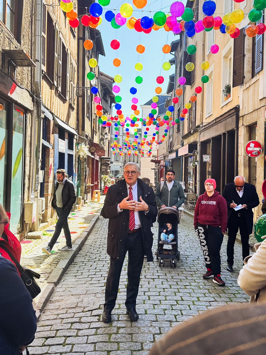 Inauguration ce matin par le maire @ERLOMBERTIE du ciel de ballons réutilisables rue de la Boucherie 🎈, projet à l’initiative de l’association des commerçants et artisans de la Boucherie. L’objectif est de redynamiser le quartier tout en proposant une expérience visuelle