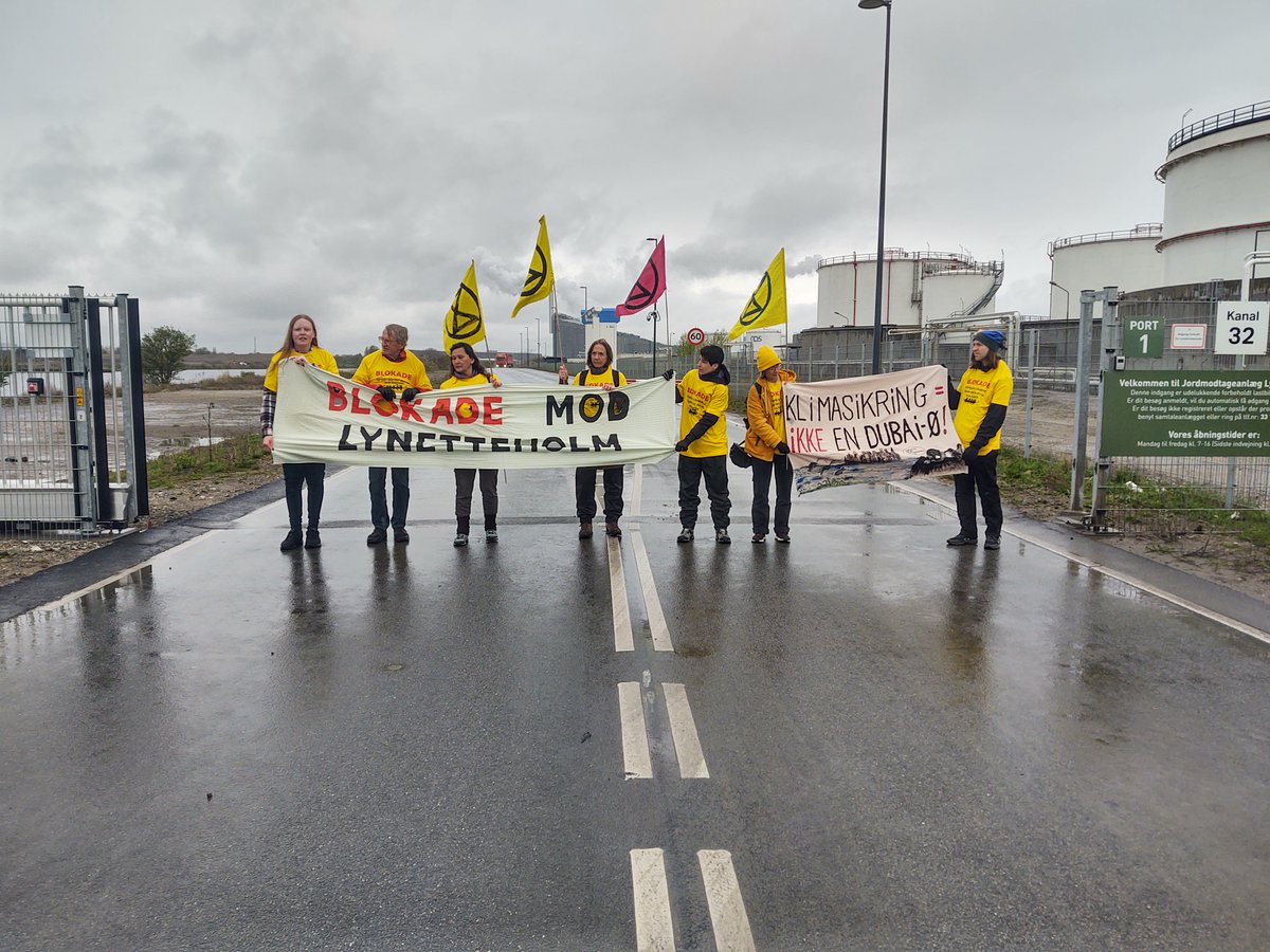 🚛Blockade of Lynetteholm again! 🚛 Such a comprehensive infrastructure project as Lynetteholm in a climate emergency must be stopped! It will emit too much CO2!🚨 This morning we blocked the entrance to the construction site. Four rebels were arrested! #StopLynetteholm