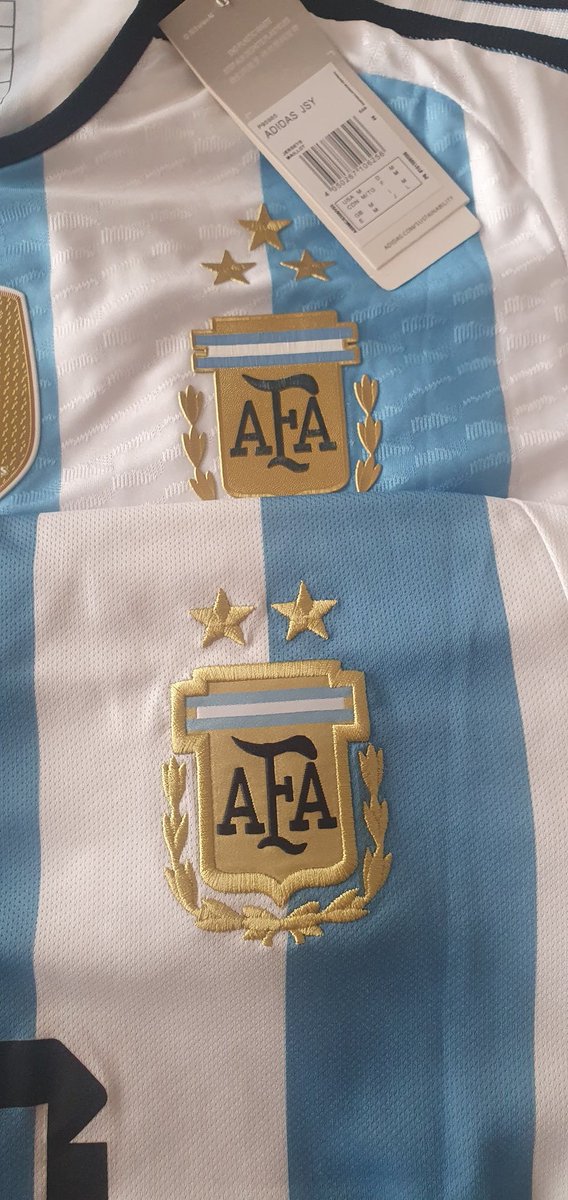 GonEC's tweet photo. @charlyh3317 @GorrasCavs Carlos, como va??En la ORIGINAL que viste vos, no solo es esa la diferencia.,es otra remera literal. Es más diría q lo más se parece es el escudo. Vos viste la AEROREADY y esta versión es la HEATREADY. Para que entiendas, te dejo foto de esta misma diferencia en el modelo 2022.😘 https://t.co/7iuxkGgYeq