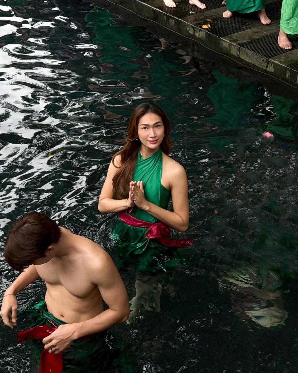 Mew Suppasit visiting Pura Tirta Empul for Melukat. Melukat is a cleansing ritual of the mind, body, and spirit using water practiced in #Bali, Indonesia. Spiritual purification in this context means eliminating impurities within oneself. @wonderfulid @MSuppasit #MewSuppasit