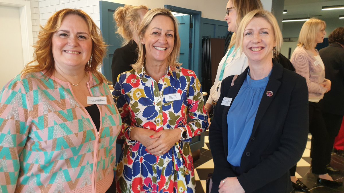 Delighted @CBItweets CEO @Rainnewtonsmith joined our Women’s Leadership Network for Wales lunch as a guest speaker. Thanks to @OgiWales for hosting this event, which attracted leading women from across business, sport and academia. 🧵1/1