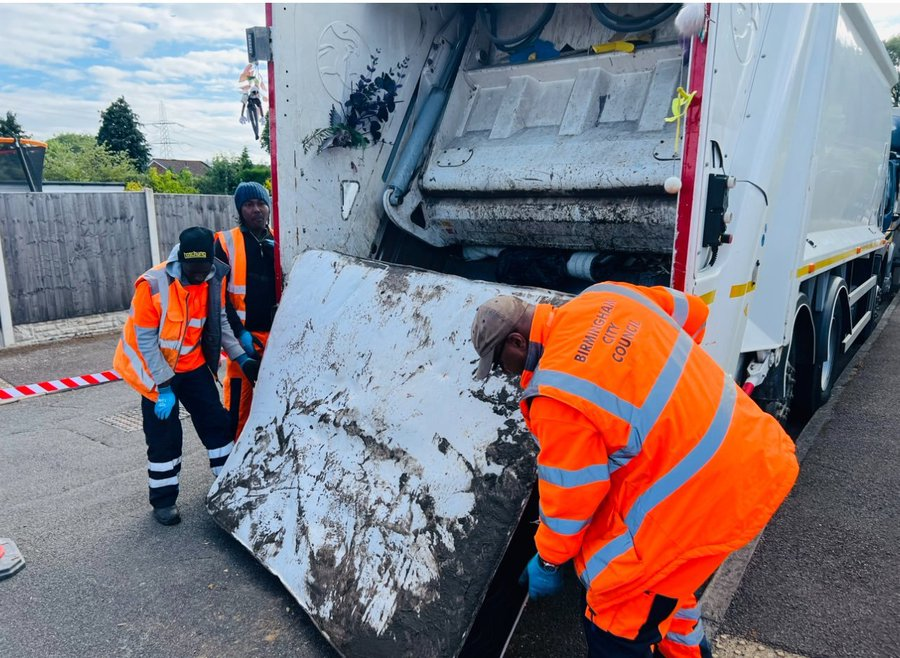 ♻️ Our Mobile Household Waste Centres will be out and about across #Brum next week 🚛 🏙️Find out if they are visiting a location near you on the website or search by postcode orlo.uk/U23d2 #KeepBrumTidy