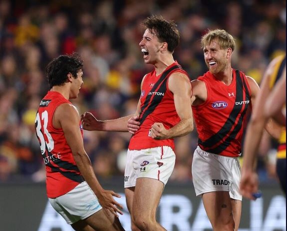 Gritty, gritty stuff Bombers. Deserved the win, almost shot themselves in the foot, but clawed it back again! Bloody great effort! #AFLCrowsDons