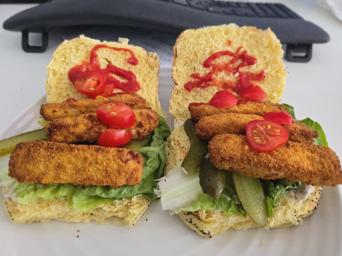 Yes or no? Tartar sauce, lettuce, gherkin, fish fingers, tomato and a touch of ketchup... missing something? Or take something away #food #fishfingersandwich