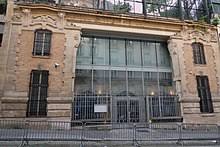 URGENT. Une intervention policière est imminente au consulat d'#Iran à Paris après qu'« un témoin a aperçu un homme y entrant porteur d'une grenade ou d'un gilet explosif », affirme la préfecture de Police de Paris à l'@afpfr .