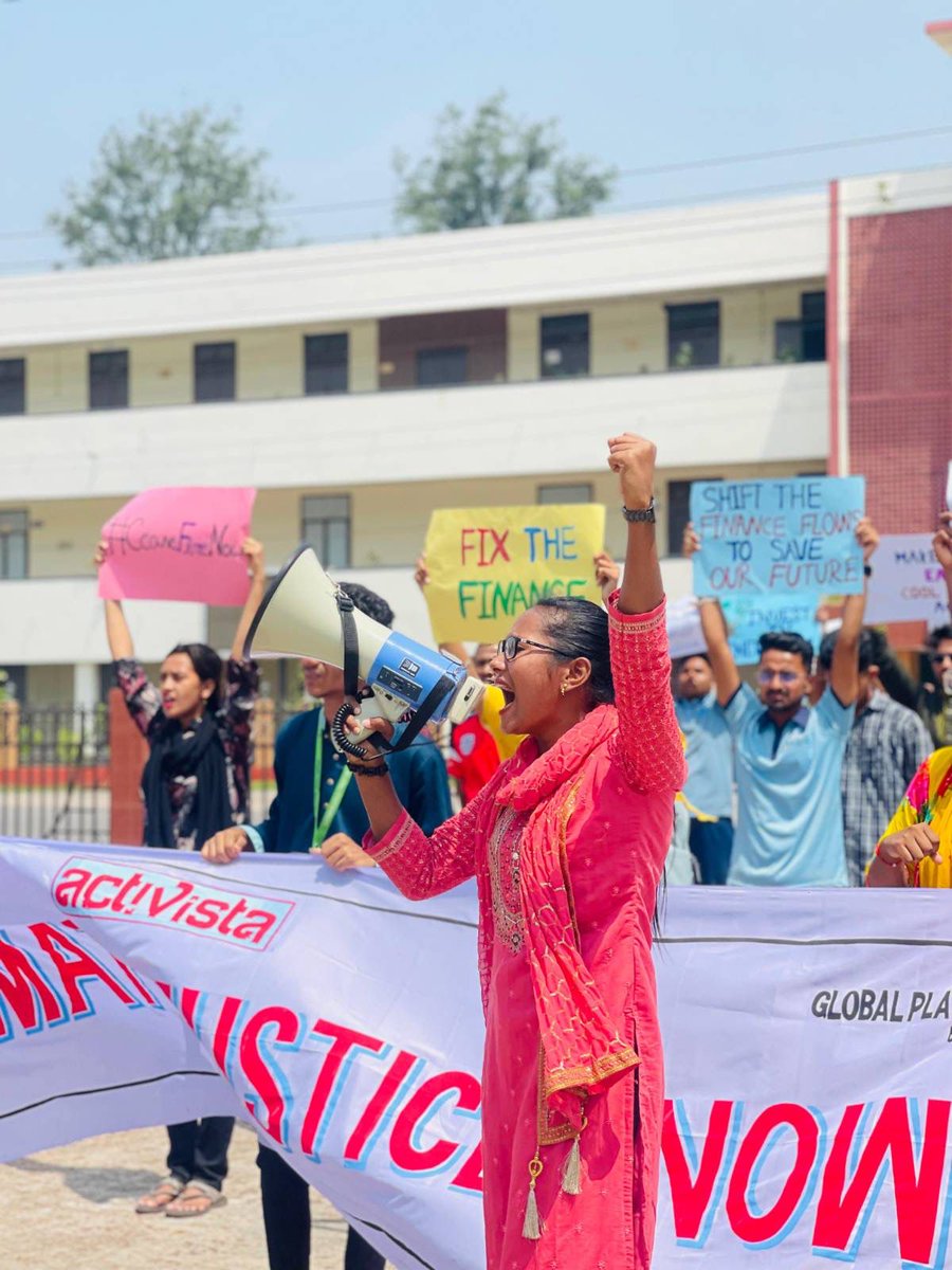 Thousands of climate activists in Dhaka and in 20 different locations across Bangladesh were out on the streets today demanding to #FixTheFinance to save our future! 📢🌍💵💪❤️ @FFFBangladesh @PlatformsGlobal