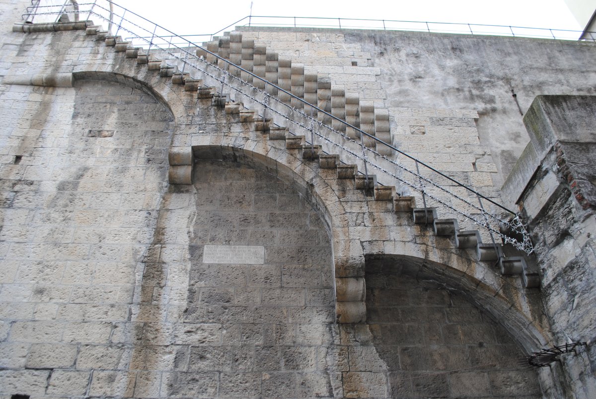 Among the peer-reviewed articles of YILLIK 5, Selin Sur and Ufuk Serin’s “A Reappraisal of the Genoese Walls of Galata (Fourteenth-Fifteenth Centuries) in terms of Medieval Building Techniques and Masonry Traditions” delves into the interaction between Genoese and Byzantine
