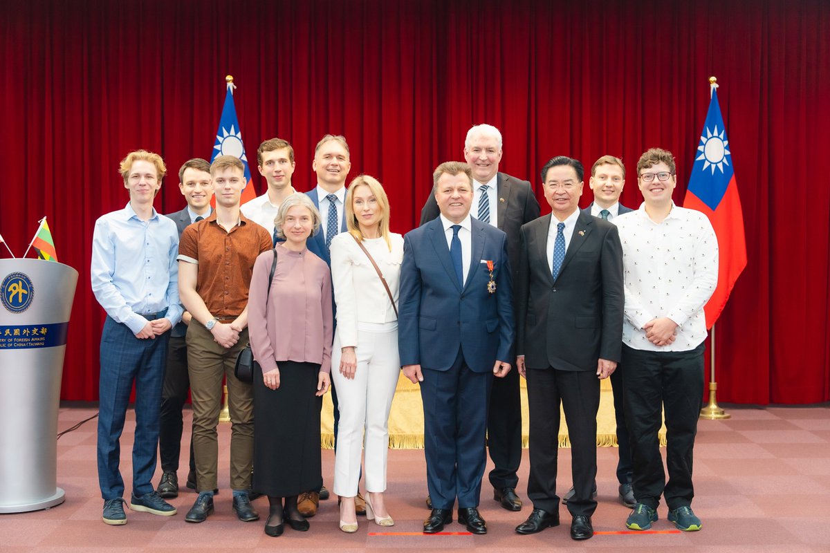 Minister Wu conferred the Friendship Medal of Diplomacy 🎖️upon @Adomenas for his exceptional contribution to the bilateral ties between #Taiwan🇹🇼 & #Lithuania🇱🇹. We remain grateful to the former @LithuaniaMFA vice minister for helping us establish @TW_in_LT!