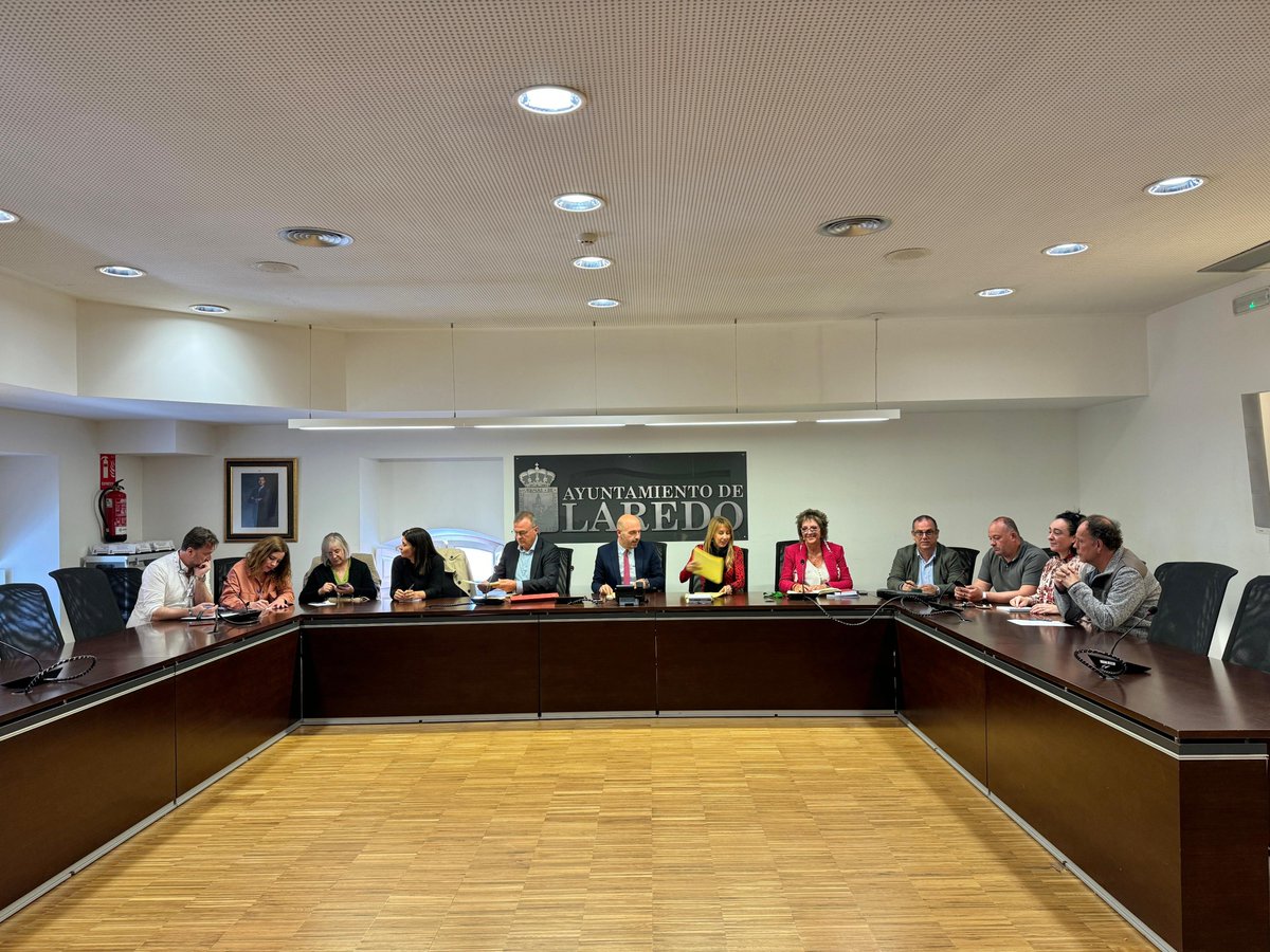 aytolaredo's tweet photo. 🏥El #Hospital Comarcal de #Laredo presenta un proyecto de colaboración al Ayuntamiento de la villa

La iniciativa está basada en la #sostenibilidad, la promoción de la #salud y el entorno hospitalario amable.

ℹ️Más info en https://t.co/kK2v9VmreP https://t.co/3ff76MFFoC