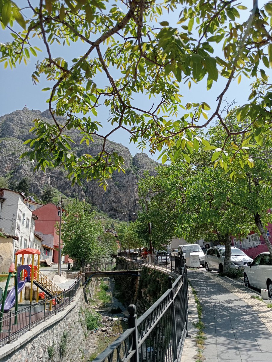 Daracık daracık sokaklar
Kızlar misket yuvarlar
Pul pul olsun dökülsün
Onu öpen dudaklar...
Dedikleri sokaklar buralr olmalı😂22 senedir ilk kez girdigim #Amasya sokakları😇miss gibi tarih kokuyor #beyannameleruzatılsın 
#EnflasyonMuhasebesiyerindibinebatsin 
#muhasebeyangınyeri