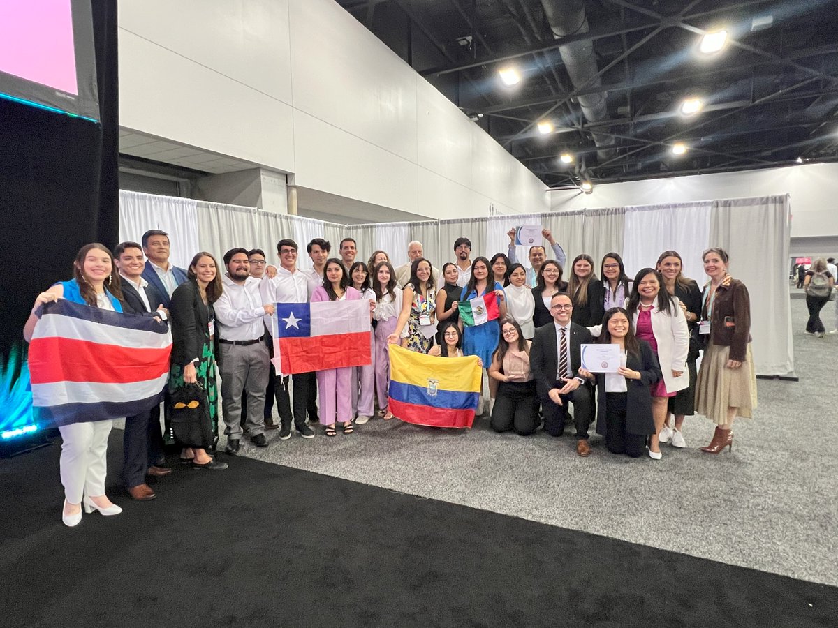 🏆 We had a wonderful HUC Social Ideas Challenge finale at the @eMergeAmericas conference powered by @univmiami !! 🥳️ The winning team of this third edition is TEAcompaño @USFQ_Ecuador. Congratulations to all the participating teams! We are very proud of all your!💡