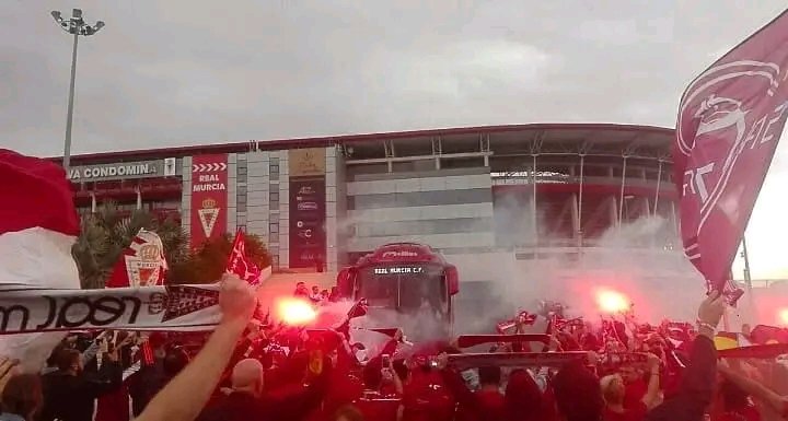 Como molaría despedir al autobus otra vez así... Hacerlo🙏🏽 <a href="/realmurciacfsad/">Real Murcia CF</a>