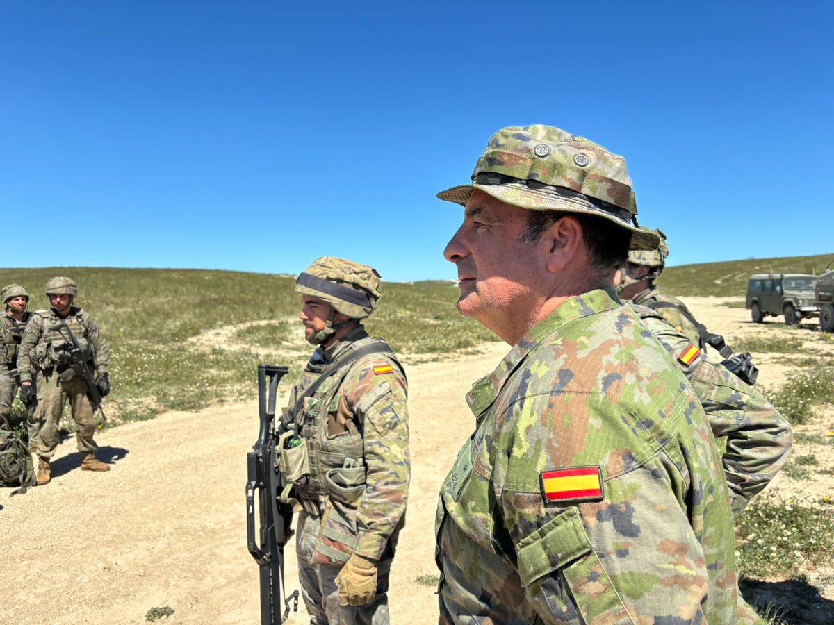 El teniente general Salom, Jefe del @MCANA_ET, visita las unidades de la @COMGEMEL_ET que realizan el ejercicio Rusadir 24. Sobre el terreno ha podido comprobar el buen grado de preparación y la motivación, producto del Espíritu Regular que anima al #GREG52 #SomosTuEjército🇪🇸