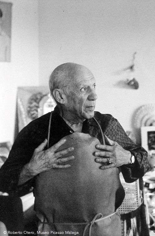 #Picasso trabajaba en sus esculturas y cerámicas ataviado con este viejo delantal de cuero, que nos muestra esta fotografía del #FondoOtero del MPM, del que puedes conocer más aquí > museopicassomalaga.org/exposiciones-o…