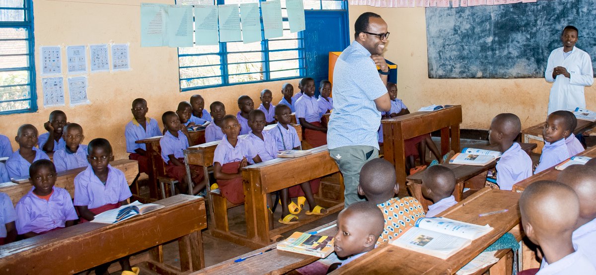 Minisitiri muri @Rwanda_Edu @gtwagirayezu ari kumwe n'umuyobozi w'Akarere @rangira yagiriye uruzinduko mu Karere aho yasuye GS Nyakarambi na GS Rugarama II mu rwego rwo kureba uburyo abana biga hamwe na gahunda yo gufatira ifunguro ku ishuri ku banyeshuri.