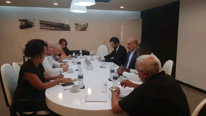 Con el objetivo de fortalecer alianzas y promover el intercambio de conocimientos y tecnologías; @LuisRosesHdz, recibe al embajador de la República Islámica de Irán, Seyed Mohammad Hadi Sobhani. #TransporteCuba