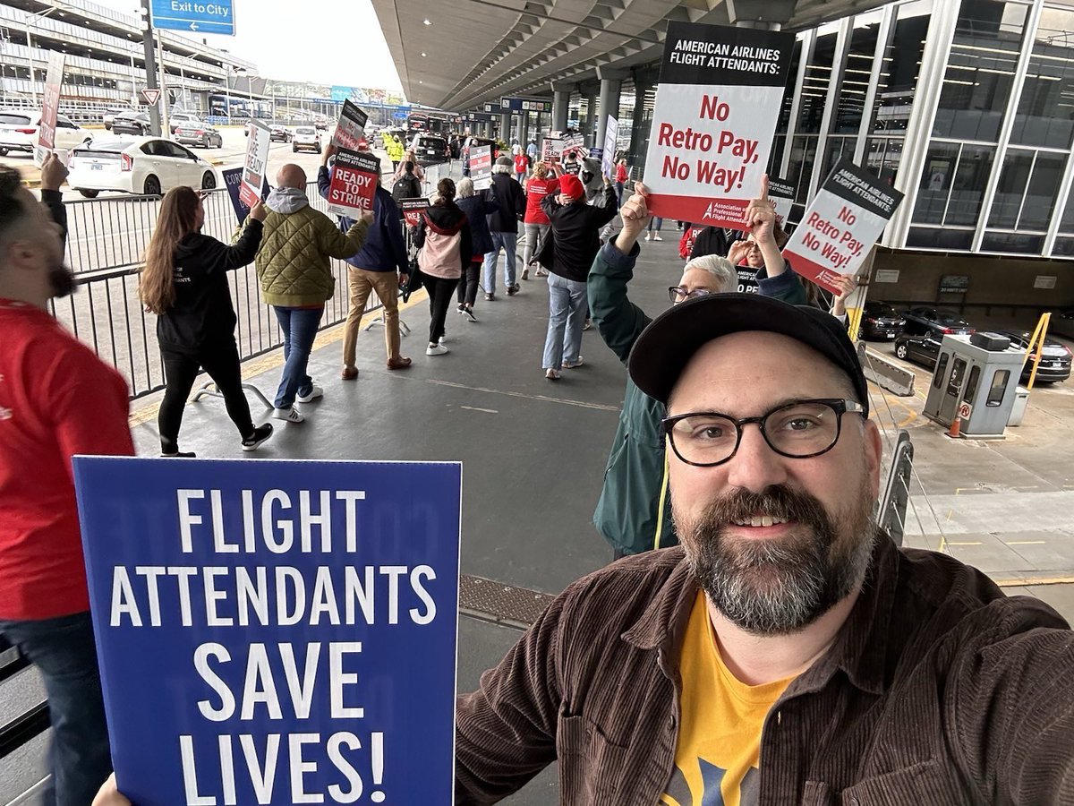pccffap's tweet image. FFAP Organizing Officer Ben Cushing and Lead Steward for PT faculty @explauratory (in Chicago for #LaborNotes2024 ) join the picket line to support @APFAunity Flight Attendants ✊