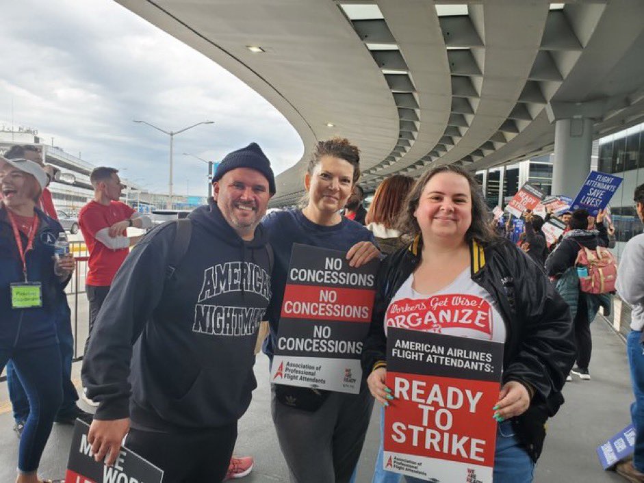 pccffap's tweet image. FFAP Organizing Officer Ben Cushing and Lead Steward for PT faculty @explauratory (in Chicago for #LaborNotes2024 ) join the picket line to support @APFAunity Flight Attendants ✊