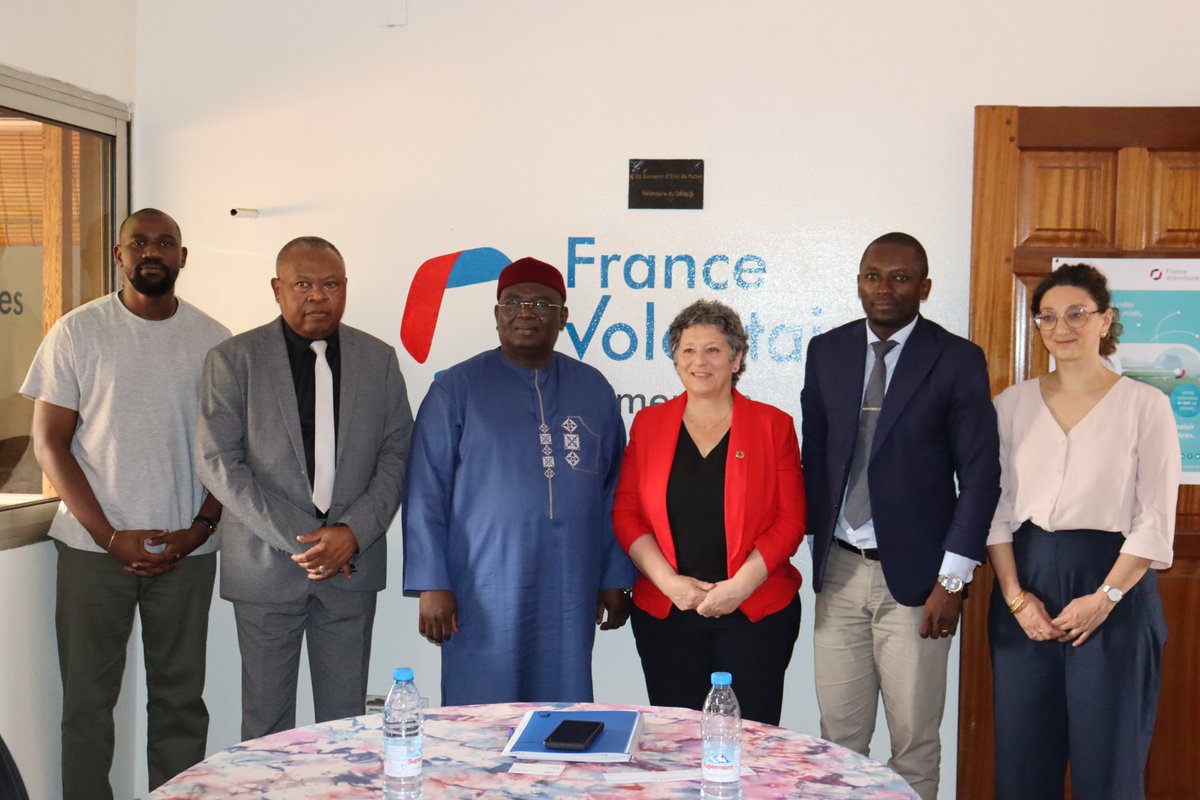🇨🇲 Rencontre avec le représentant national de @FVolontaires au #Cameroun Achille Mengo, pour échanger sur nos collaborations à venir, dans la lignée de l'accord-cadre @ird_fr-@FVolontaires signé en novembre dernier.
